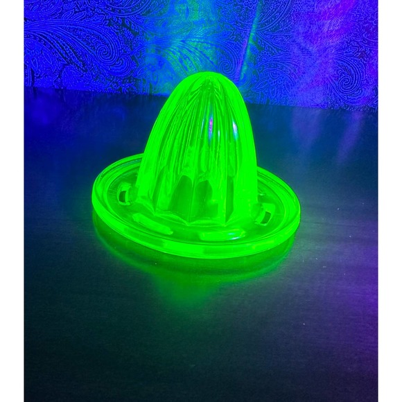 Vintage uranium glass reamer/juicer by u.s. glass co - Picture 3 of 10